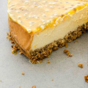 Baked cheesecake met passievrucht topping